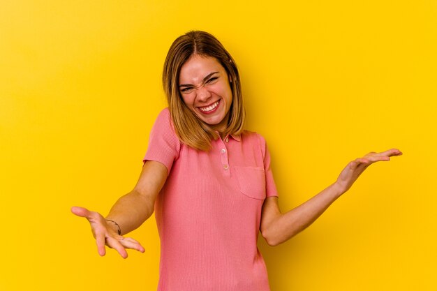 Una mujer bonita posando sobre fondo amarillo