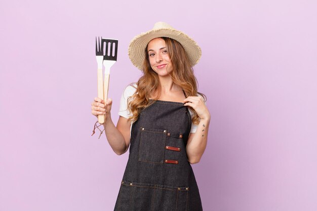 Mujer bonita que parece arrogante, exitosa, positiva y orgullosa. concepto de chef de barbacoa