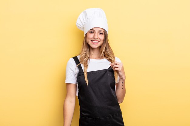 mujer bonita que parece arrogante, exitosa, positiva y orgullosa. concepto de cocinero