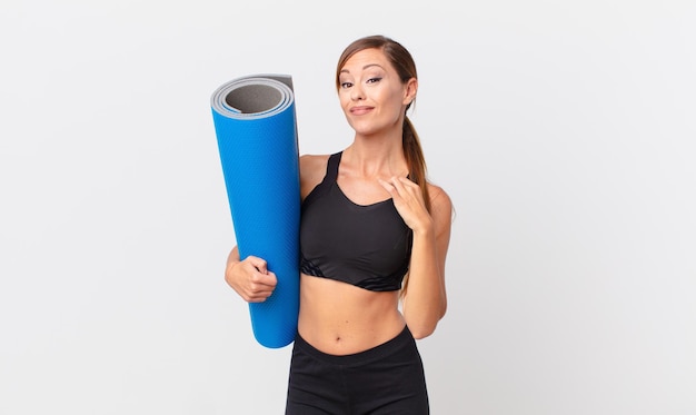 Mujer bonita que parece arrogante, exitosa, positiva y orgullosa. concepto de yoga