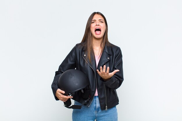 Mujer bonita que parece desesperada y frustrada, estresada, infeliz y molesta, gritando y gritando