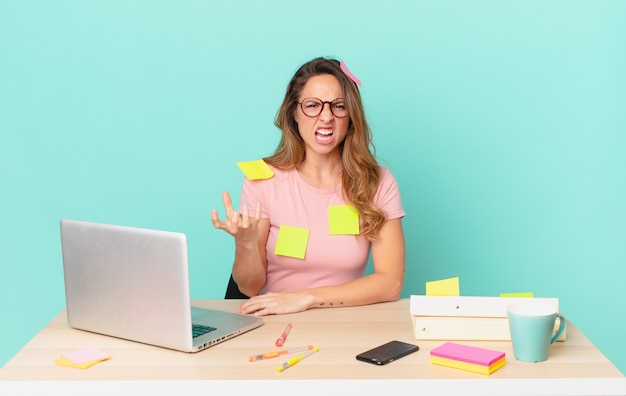 Mujer bonita que parece enojada, molesta y frustrada. concepto de teletrabajo