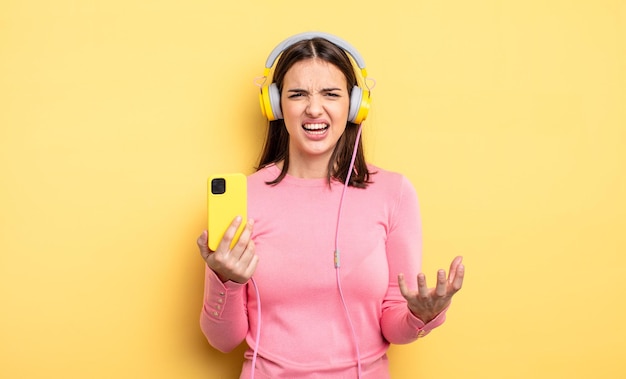 Mujer bonita que parece enojada, molesta y frustrada escuchando el concepto de música