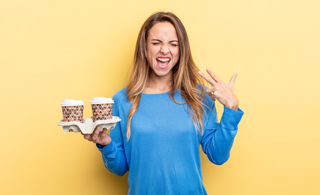 Mujer bonita que parece infeliz y estresada, gesto de suicidio haciendo señas de armas. concepto de café para llevar