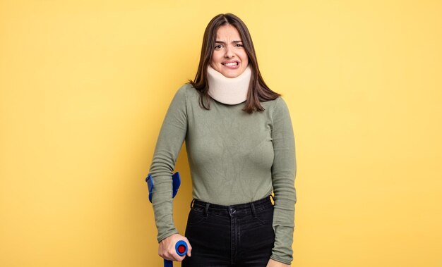 mujer bonita que parece perpleja y confundida. concepto de accidente lesionado