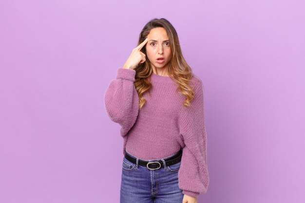 Mujer bonita que parece sorprendida al darse cuenta de una nueva idea o concepto de pensamiento