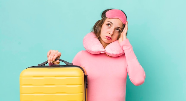 Mujer bonita que se siente aburrida, frustrada y con sueño después de un aburrimiento