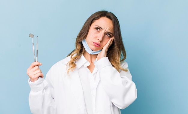 Mujer bonita que se siente aburrida, frustrada y con sueño después de un aburrimiento