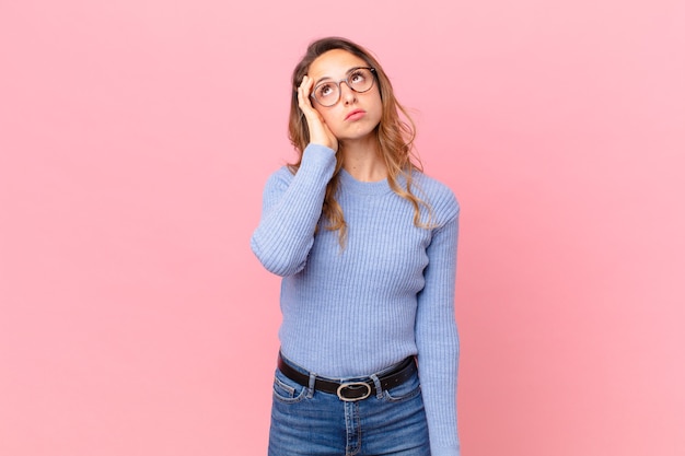 Mujer bonita que se siente aburrida, frustrada y con sueño después de un cansado