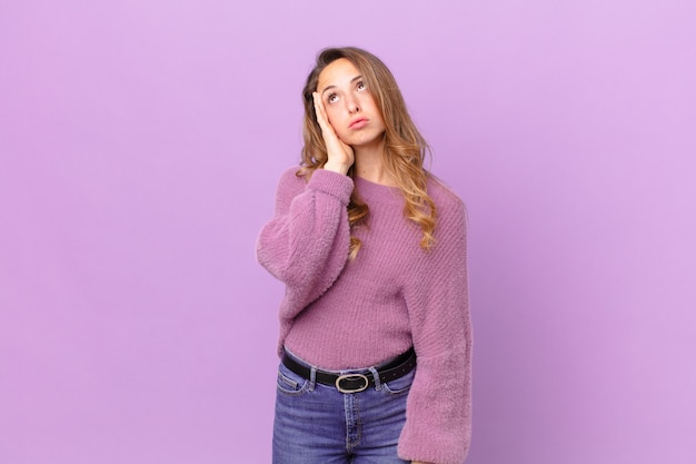 Mujer bonita que se siente aburrida, frustrada y con sueño después de un cansado