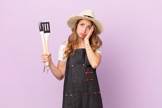 Mujer bonita que se siente aburrida, frustrada y con sueño después de un cansancio. concepto de chef de barbacoa