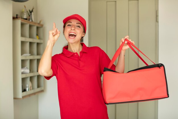 Mujer bonita que se siente como un genio feliz y emocionado después de darse cuenta de una idea de concepto de entrega de pizza.