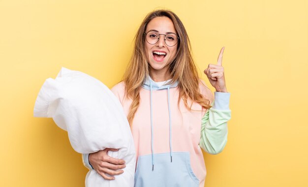 Foto mujer bonita que se siente como un genio feliz y emocionado después de realizar una idea. concepto de pijama