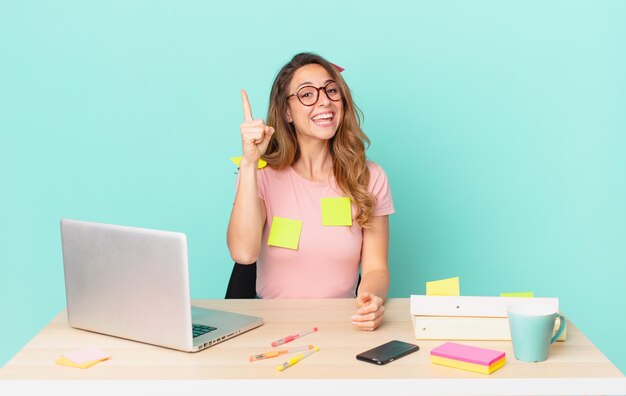 Mujer bonita que se siente como un genio feliz y emocionado después de realizar una idea. concepto de teletrabajo