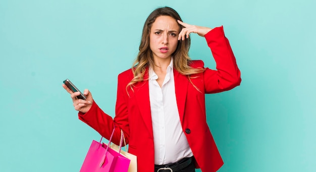 Mujer bonita que se siente confundida y perpleja mostrando que estás loco