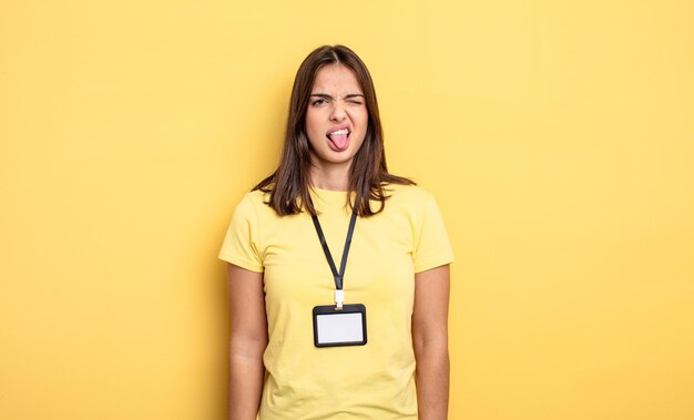 Mujer bonita que se siente disgustada e irritada y saca la lengua del concepto de tarjeta de acreditación