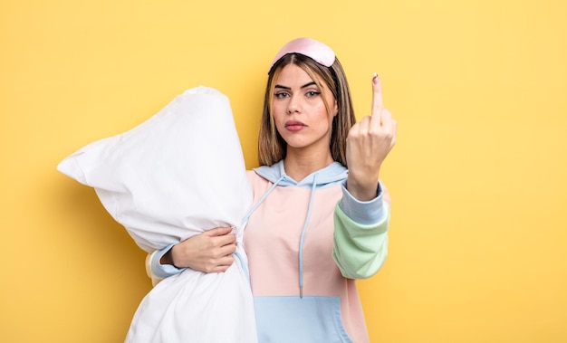 Mujer bonita que se siente enojada, molesta, concepto de pijama rebelde y agresivo