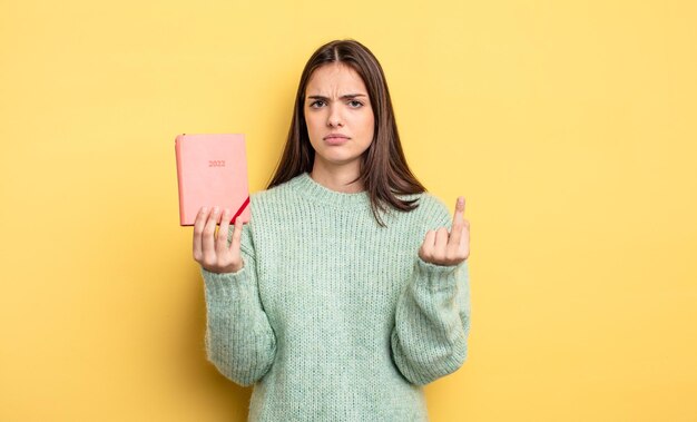 Mujer bonita que se siente enojada, molesta, concepto de planificador rebelde y agresivo