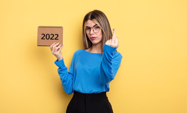 Mujer bonita que se siente enojada, molesta, rebelde y agresiva. concepto de calendario 2022