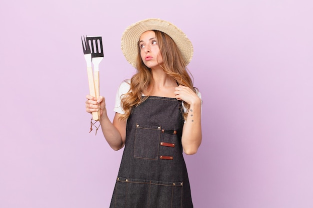 Mujer bonita que se siente estresada, ansiosa, cansada y frustrada. concepto de chef de barbacoa