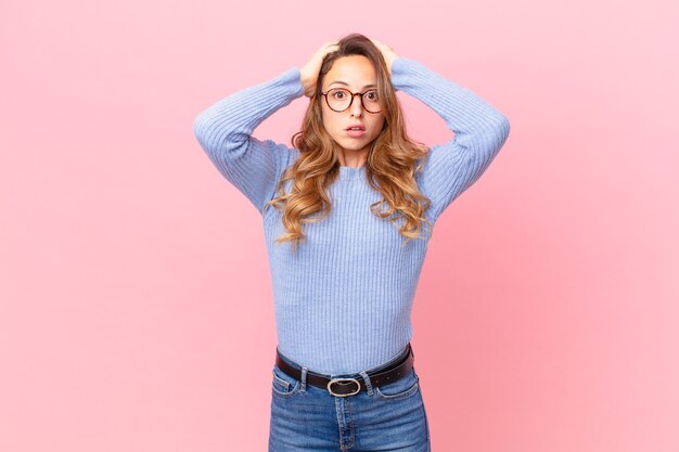 Mujer bonita que se siente estresada, ansiosa o asustada, con las manos en la cabeza