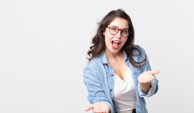 ¿Una mujer bonita que se siente feliz, asombrada, afortunada y sorprendida, como decir Dios mío en serio? Increíble