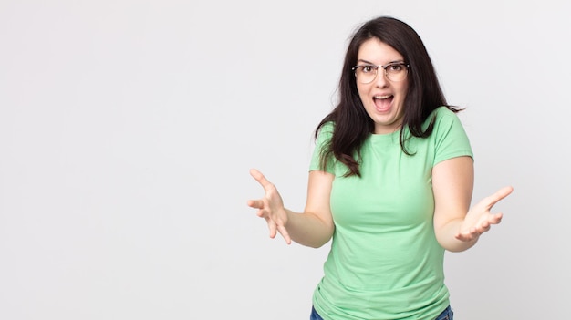 Foto ¿una mujer bonita que se siente feliz, asombrada, afortunada y sorprendida, como decir dios mío en serio? increíble