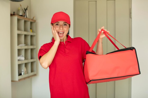 Mujer bonita que se siente feliz y asombrada por algo increíble concepto de entrega de pizza.