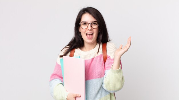 Mujer bonita que se siente feliz y asombrada por algo increíble. concepto de estudiante universitario