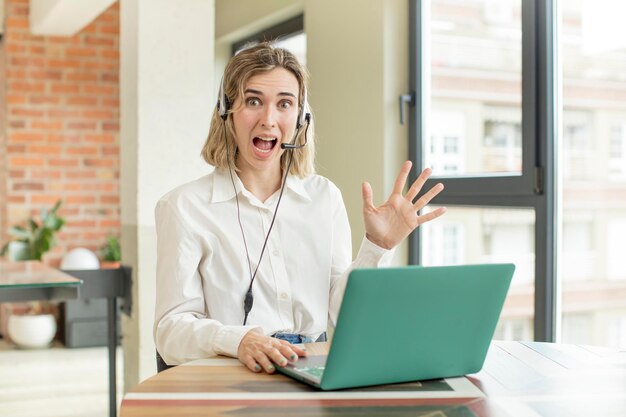 Mujer bonita que se siente feliz y asombrada por algo increíble concepto de telemercadeo