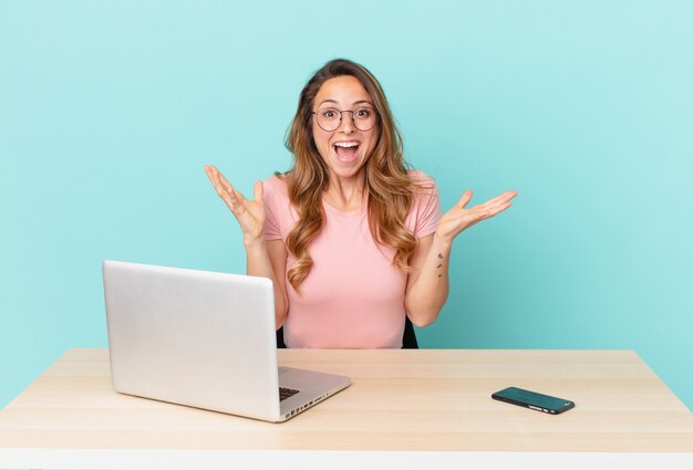 Mujer bonita que se siente feliz y asombrada por algo increíble. concepto de teletrabajo