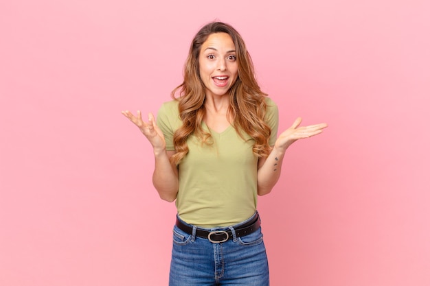 Mujer bonita que se siente feliz y asombrada por algo increíble