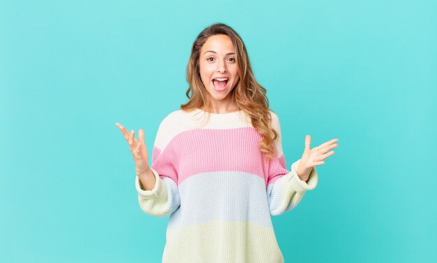 Mujer bonita que se siente feliz y asombrada por algo increíble