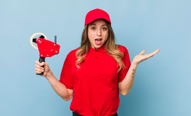 Mujer bonita que se siente feliz y asombrada por algo increíble