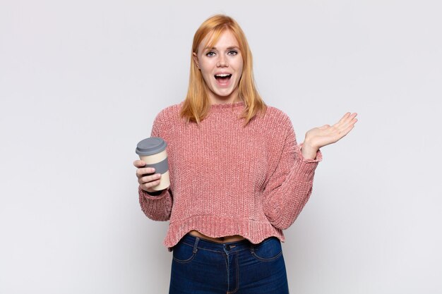 Mujer bonita que se siente feliz, emocionada, sorprendida o conmocionada, sonriendo y asombrada por algo increíble