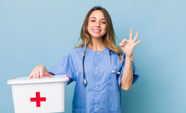 Mujer bonita que se siente feliz mostrando aprobación con un gesto bien