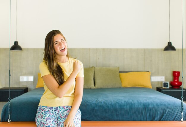 Mujer bonita que se siente feliz, positiva y exitosa, motivada cuando enfrenta un desafío o celebra buenos resultados.