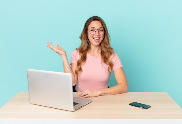 Mujer bonita que se siente feliz, sorprendida al darse cuenta de una solución o idea. concepto de teletrabajo