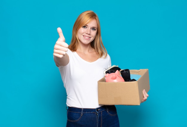 Mujer bonita que se siente orgullosa, despreocupada, segura y feliz, sonriendo positivamente con los pulgares hacia arriba