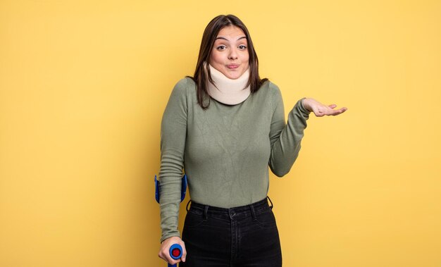 Mujer bonita que se siente perpleja, confundida y dudando. concepto de accidente lesionado