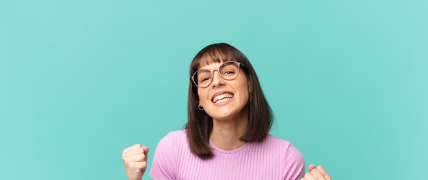 Mujer bonita que se siente sorprendida, emocionada y feliz, riendo y celebrando el éxito, diciendo ¡guau!