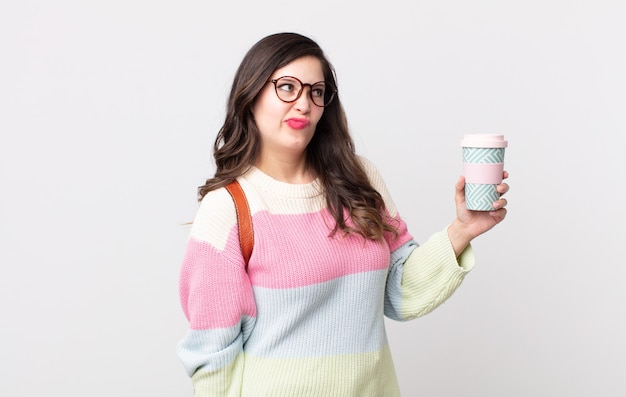 Mujer bonita que se siente triste, molesta o enojada y mira hacia un lado. concepto de estudiante