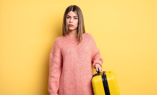 Mujer bonita que se siente triste y quejumbrosa con una mirada infeliz y llorando. concepto de viaje en maleta