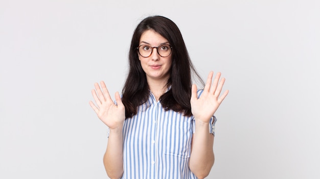 Mujer bonita que se ve nerviosa, ansiosa y preocupada, diciendo que no es mi culpa o que no lo hice