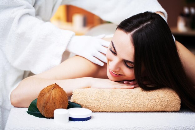 Mujer bonita recibiendo tratamientos de spa en el estudio de belleza.