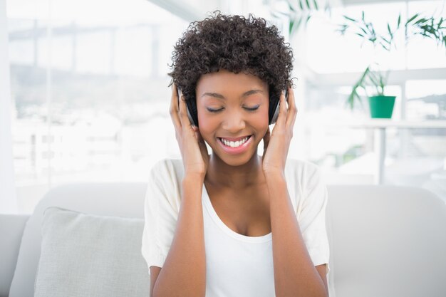 Mujer bonita relajada escuchando música