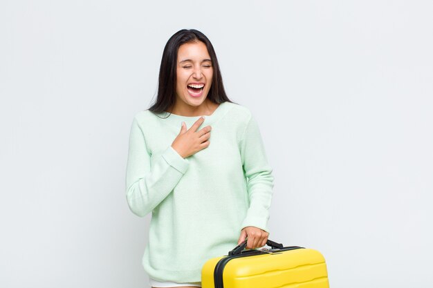 Mujer bonita riendo a carcajadas de una broma hilarante, sintiéndose feliz y alegre, divirtiéndose