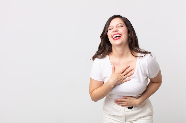 Mujer bonita riendo a carcajadas de una broma hilarante, sintiéndose feliz y alegre, divirtiéndose