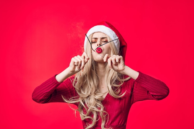 Mujer bonita con ropa de año nuevo, chispas, vacaciones de Navidad, foto de alta calidad.