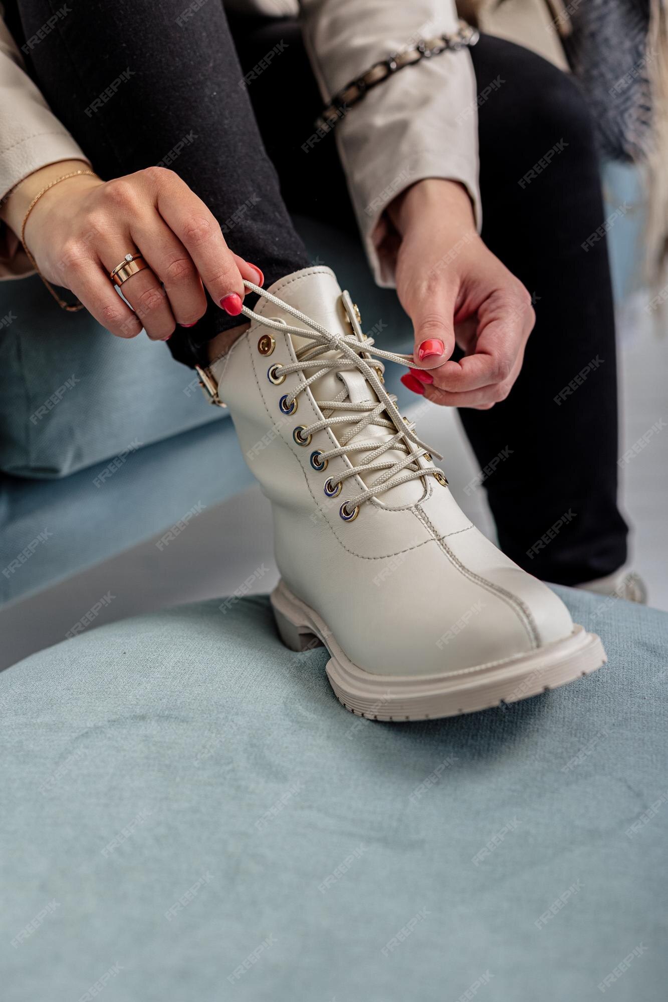 Una mujer bonita con ropa elegante y botas de cuero blanco imagen femenina de otoño | Foto Premium Una mujer bonita con ropa elegante y botas de cuero blanco imagen femenina de otoño | Foto Premium